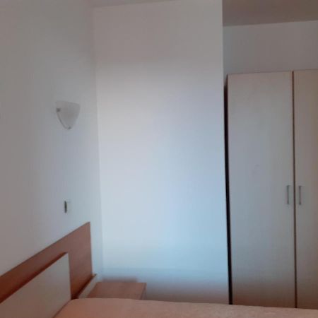 Апартамент Полюси 1 Pantai Sunny Luaran gambar