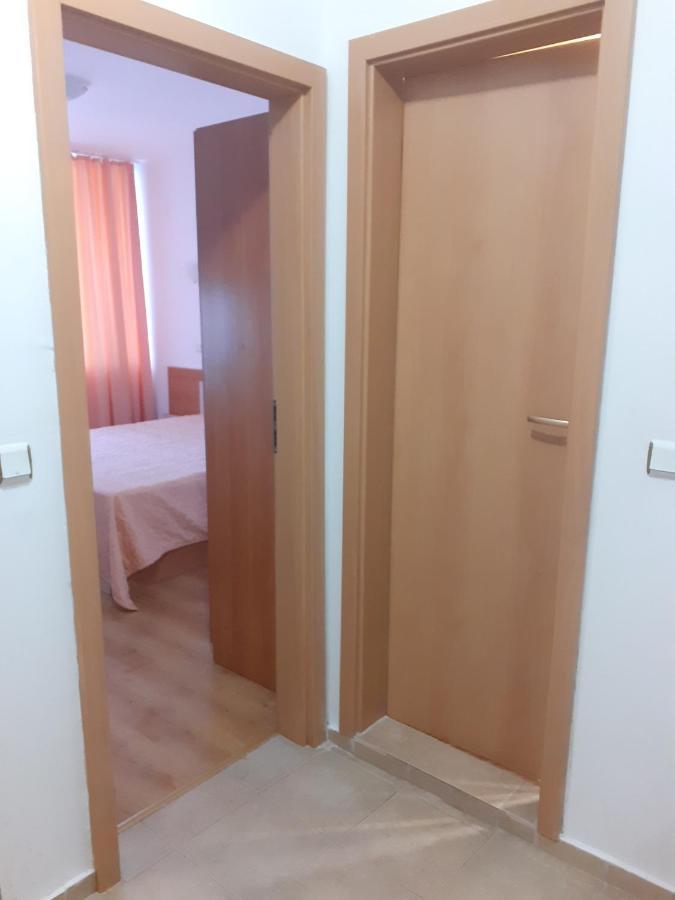 Апартамент Полюси 1 Pantai Sunny Luaran gambar
